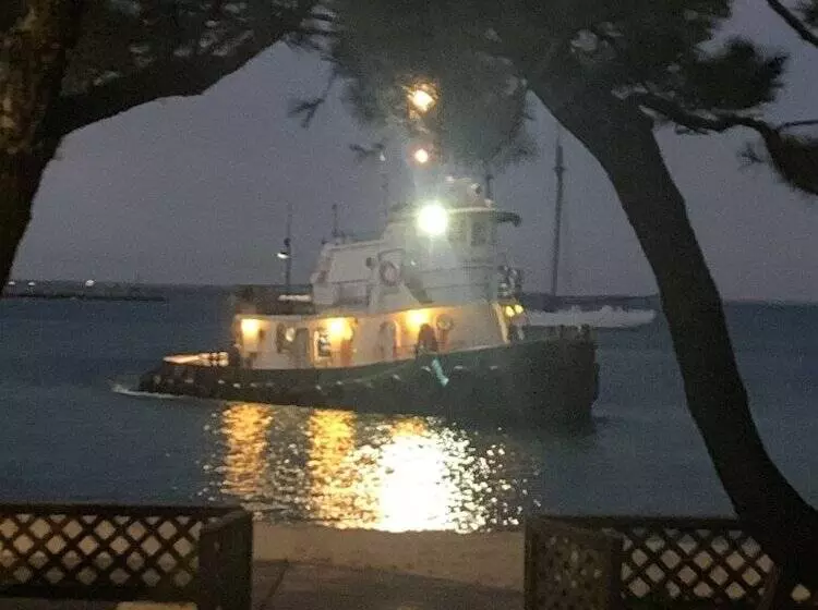 Vineyard Harbor Motel   Private Beach