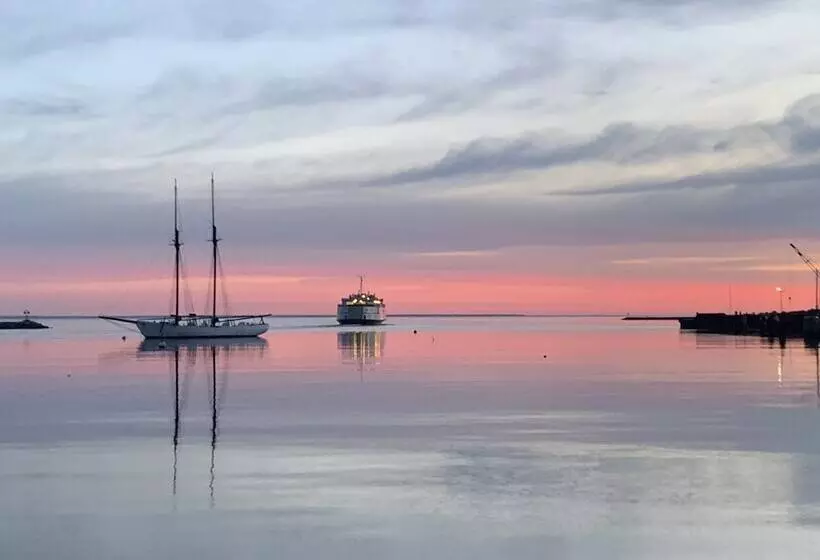 Vineyard Harbor Motel   Private Beach