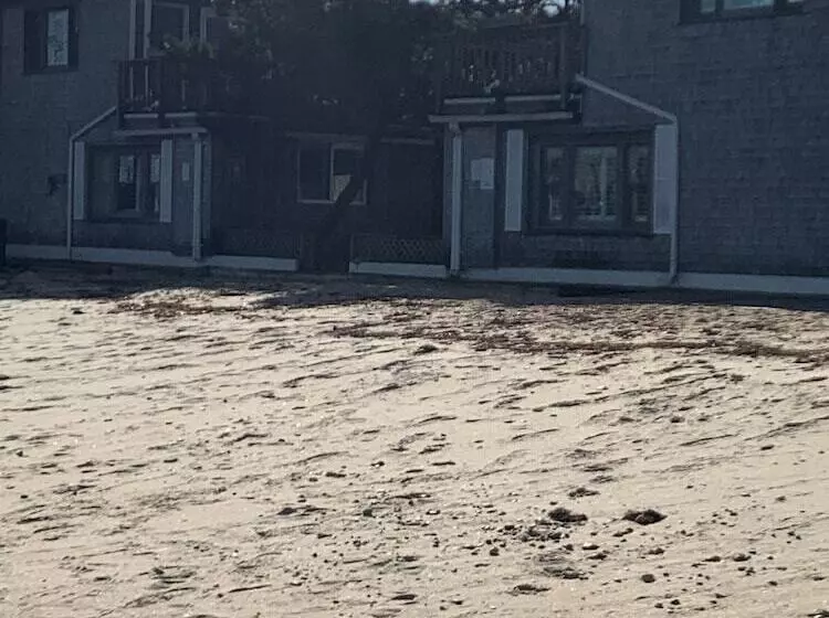 Vineyard Harbor Motel   Private Beach