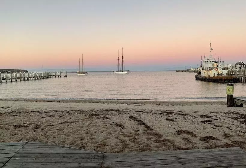 Vineyard Harbor Motel   Private Beach