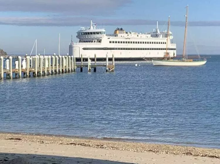 Vineyard Harbor Motel   Private Beach