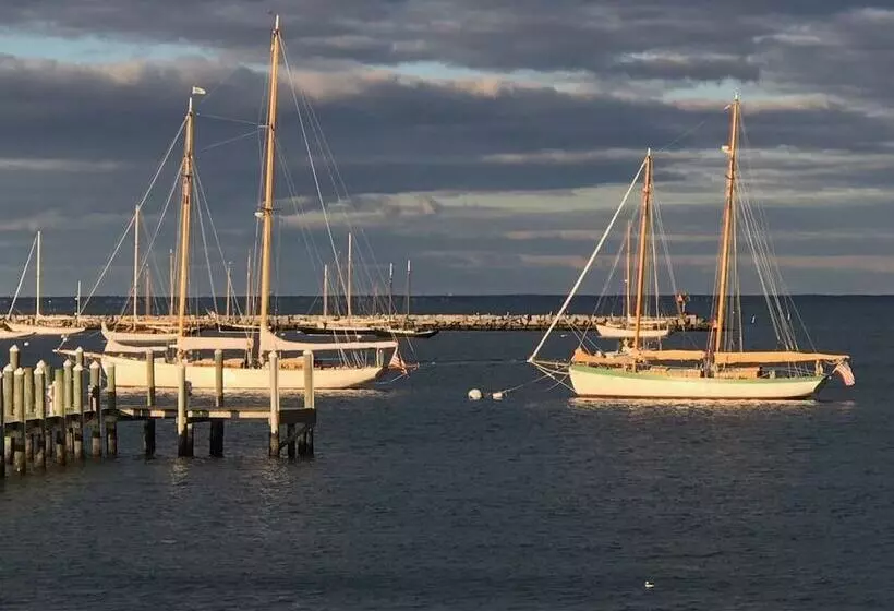 Vineyard Harbor Motel   Private Beach
