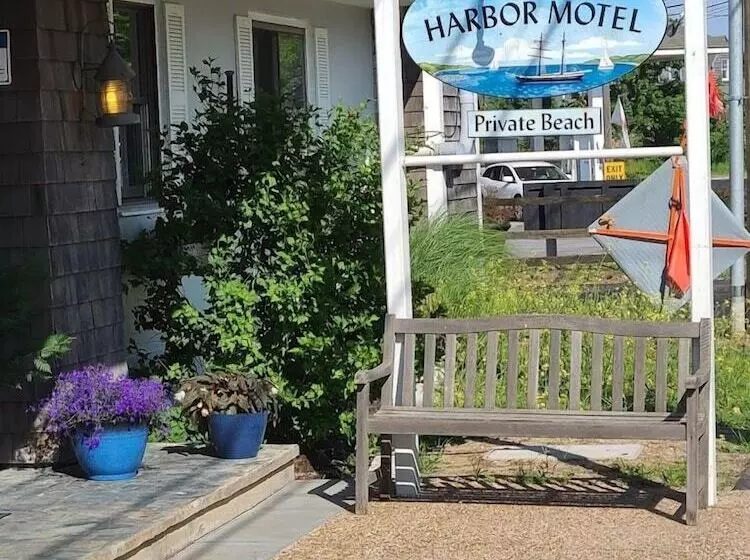 Vineyard Harbor Motel   Private Beach