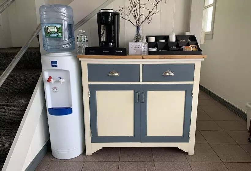 Vineyard Harbor Motel   Private Beach