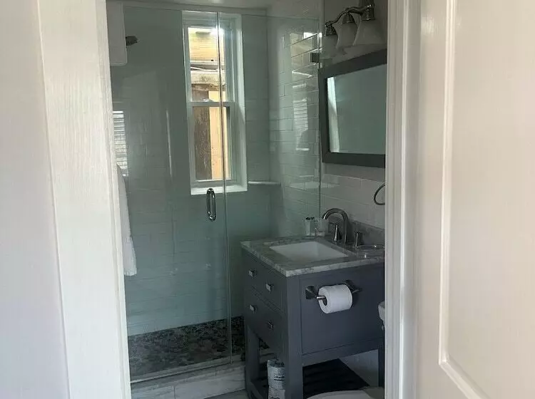 Vineyard Harbor Motel   Private Beach