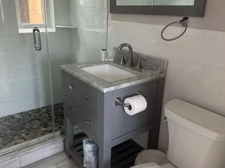 Vineyard Harbor Motel   Private Beach