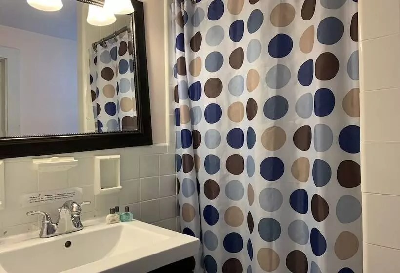 Vineyard Harbor Motel   Private Beach