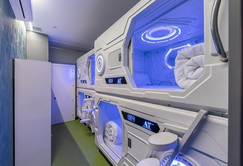 Art Seven Hostel Capsules