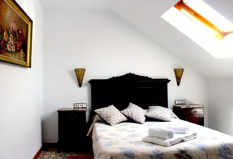 تختخواب و صبحانه Hostal Burriac