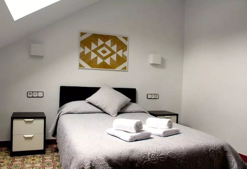تختخواب و صبحانه Hostal Burriac