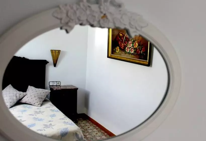 تختخواب و صبحانه Hostal Burriac
