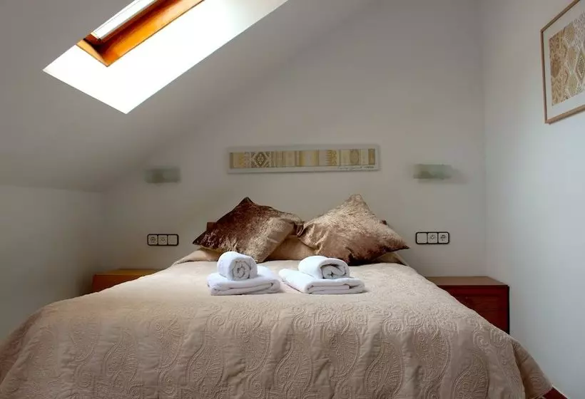 تختخواب و صبحانه Hostal Burriac