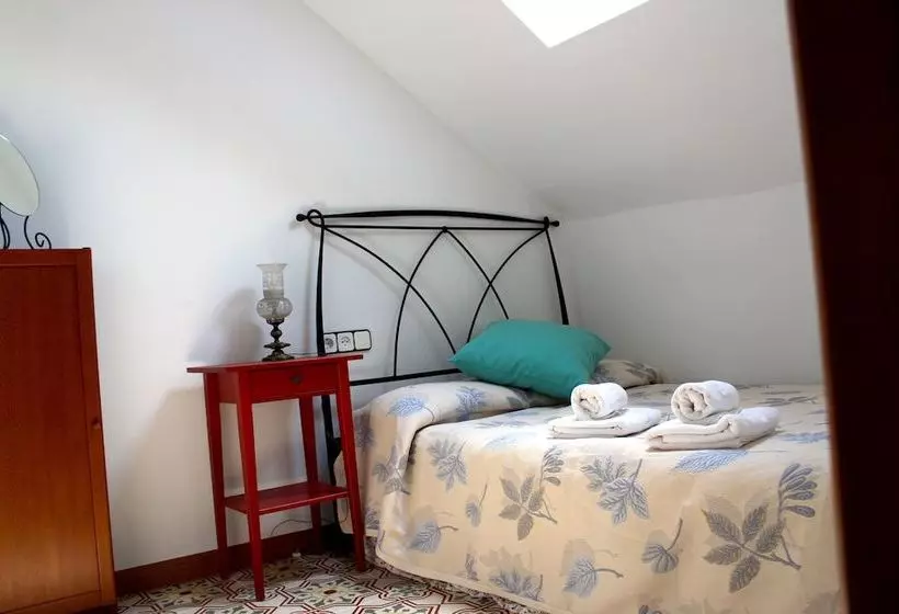 تختخواب و صبحانه Hostal Burriac