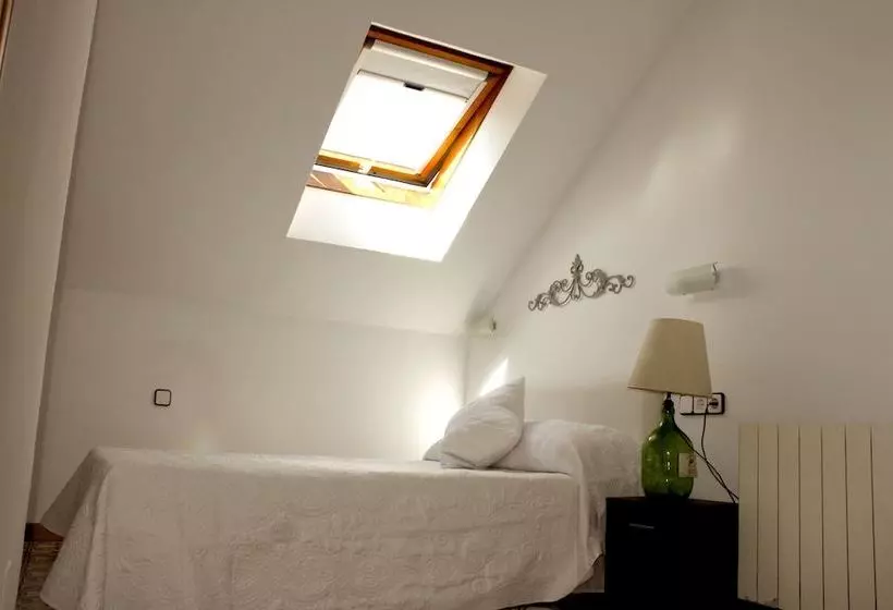 تختخواب و صبحانه Hostal Burriac