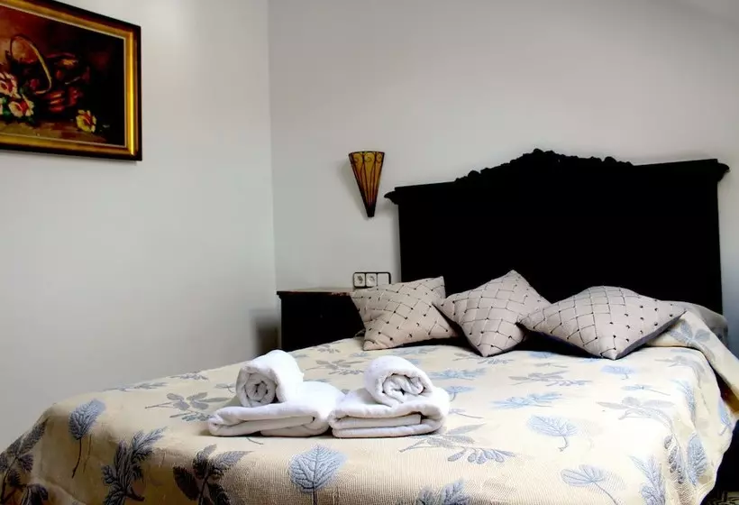 تختخواب و صبحانه Hostal Burriac
