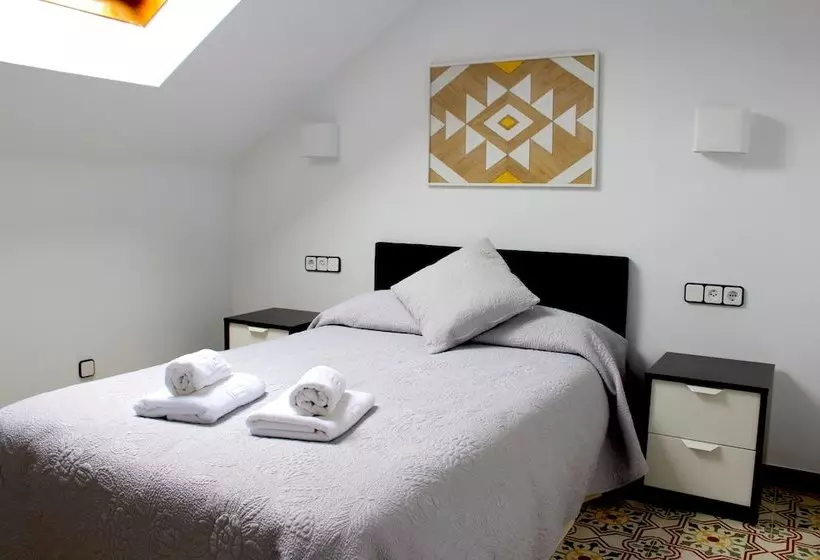 تختخواب و صبحانه Hostal Burriac