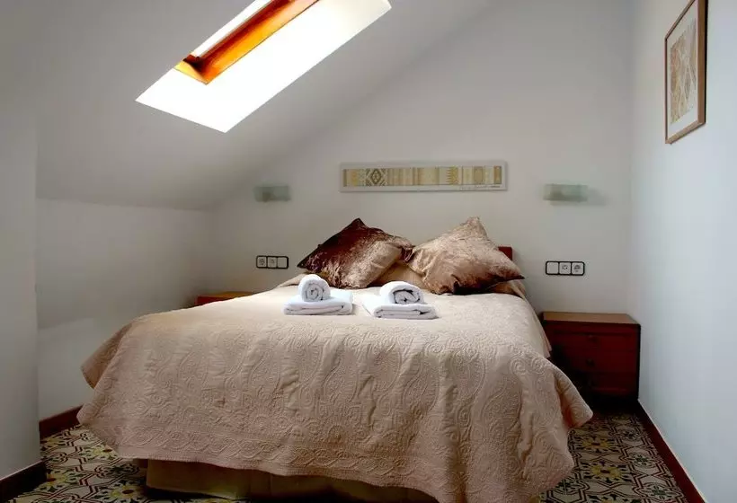 تختخواب و صبحانه Hostal Burriac