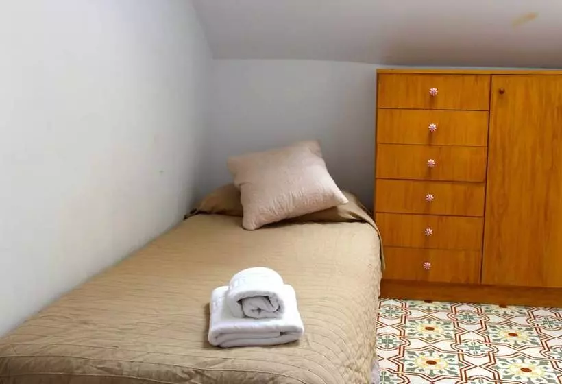 تختخواب و صبحانه Hostal Burriac