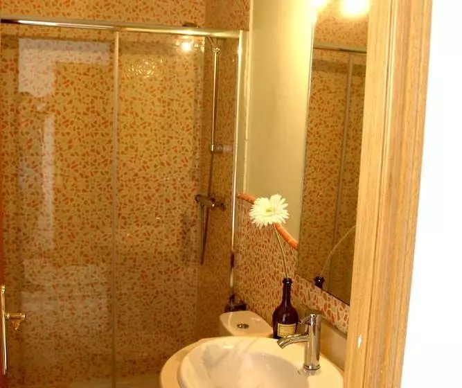 تختخواب و صبحانه Hostal Burriac