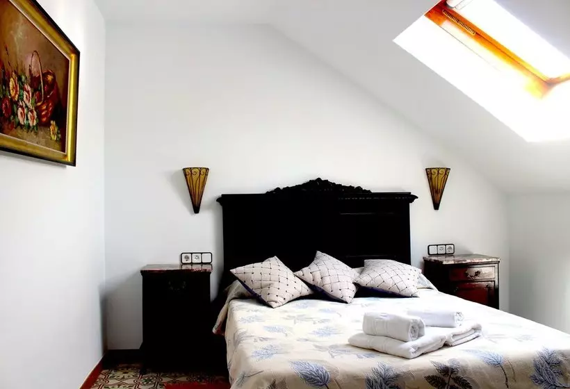 تختخواب و صبحانه Hostal Burriac