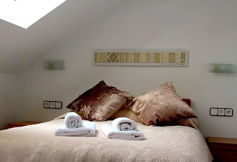 تختخواب و صبحانه Hostal Burriac