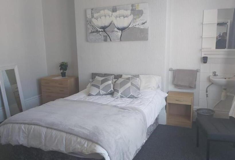 مبيت وإفطار Tudor Lodge Redcar Beach