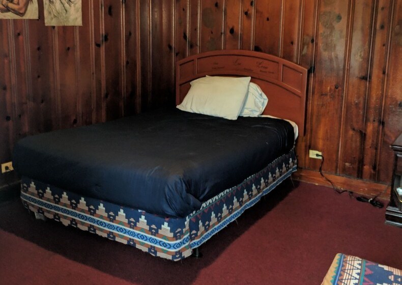 汽车旅馆  Colonial Inn