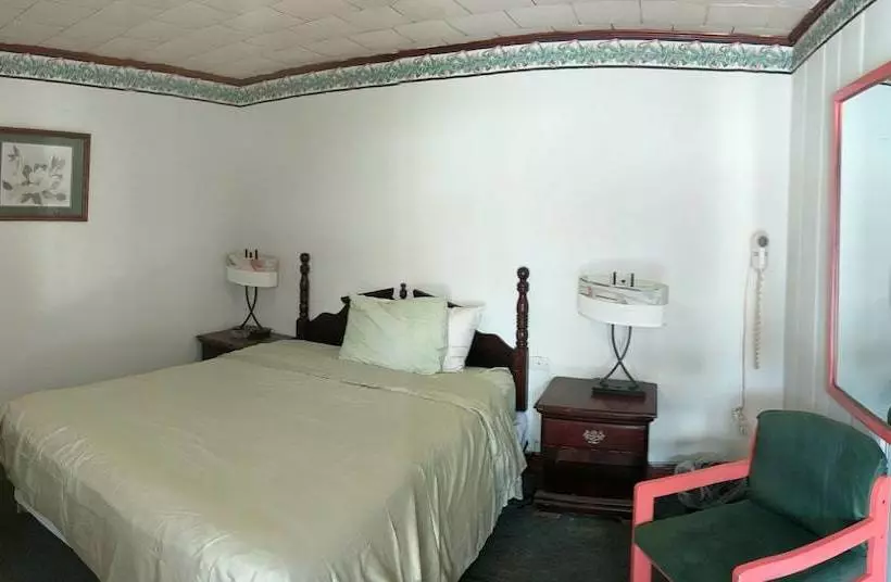 モーテル Colonial Inn