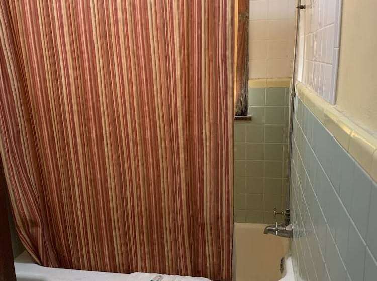 汽车旅馆  Colonial Inn