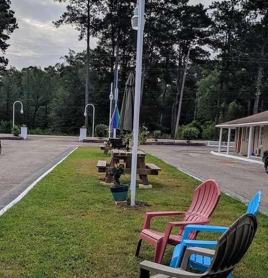 汽车旅馆  Colonial Inn