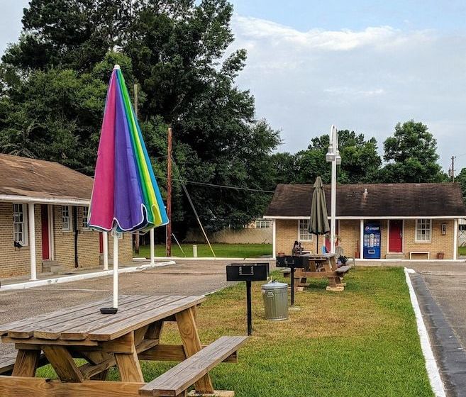 汽车旅馆  Colonial Inn