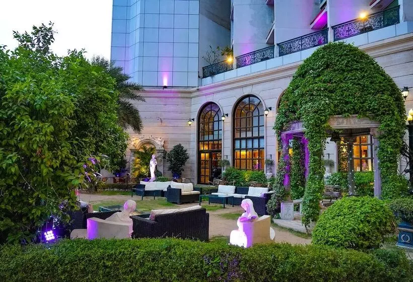 ホテル The Royal Plaza