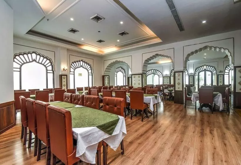 Отель Utkarsh Vilas Tavisha