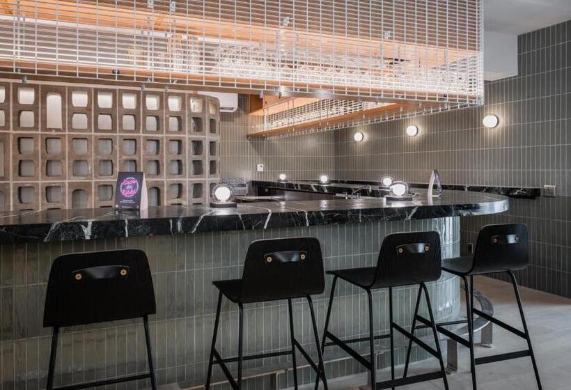 مُتل Vrge Revelstoke