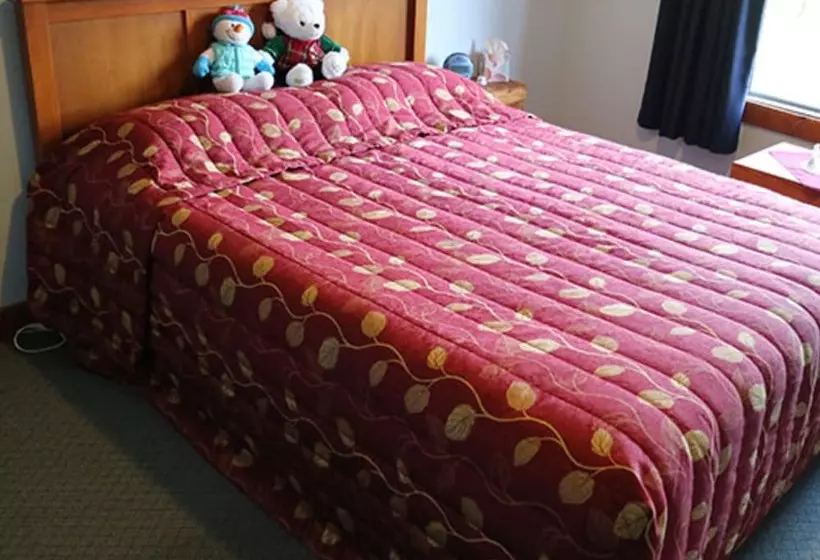 هاستل Bob & Maxine S Backpackers