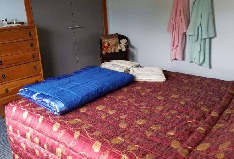 فندق صغير Bob & Maxine S Backpackers