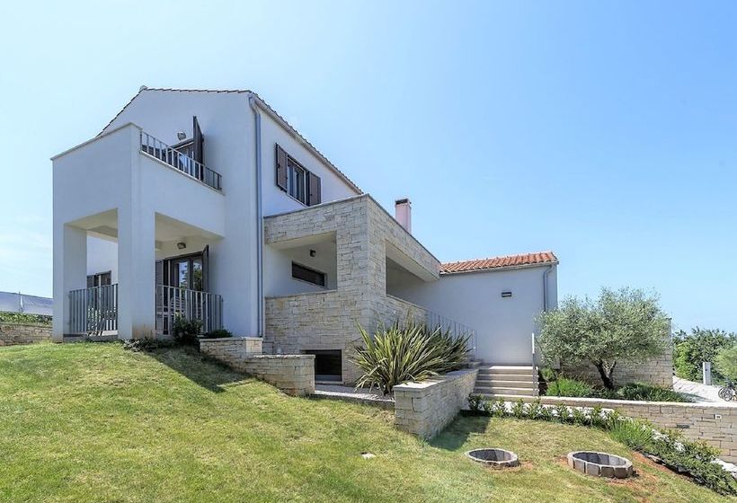 Luxury Villa With Infinity Swimming Pool, Outdoor Hot Tub & Garden