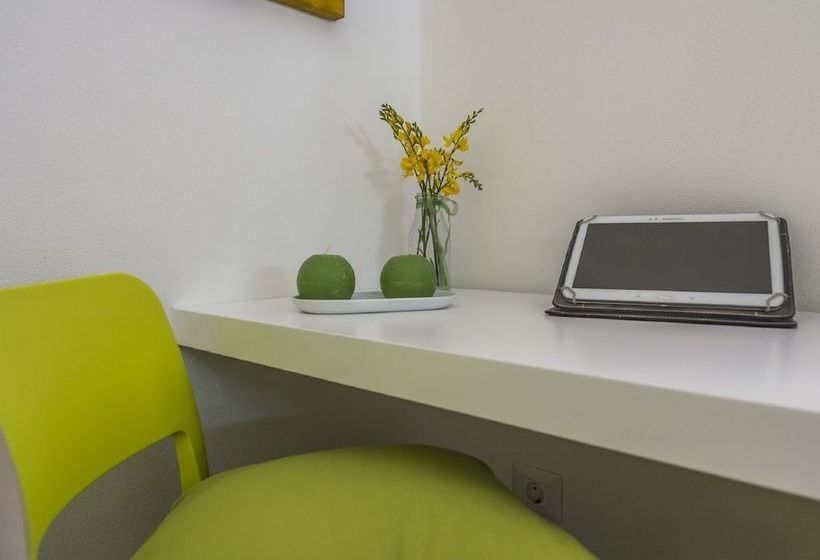 Luxury Villa With Infinity Swimming Pool, Outdoor Hot Tub & Garden