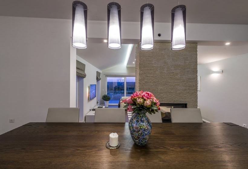 Luxury Villa With Infinity Swimming Pool, Outdoor Hot Tub & Garden