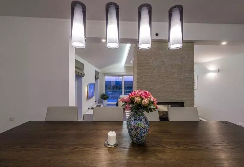 Luxury Villa With Infinity Swimming Pool, Outdoor Hot Tub & Garden