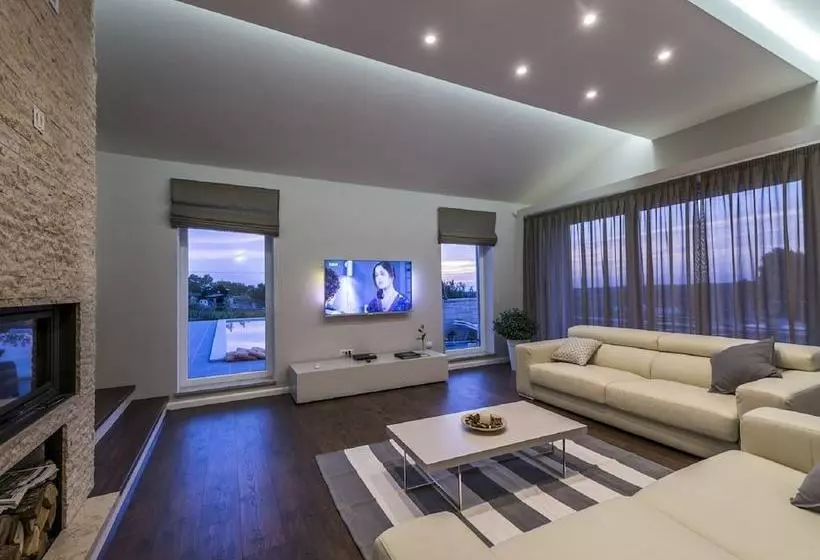 Luxury Villa With Infinity Swimming Pool, Outdoor Hot Tub & Garden