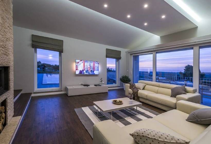 Luxury Villa With Infinity Swimming Pool, Outdoor Hot Tub & Garden