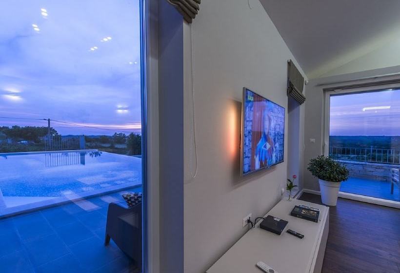 Luxury Villa With Infinity Swimming Pool, Outdoor Hot Tub & Garden