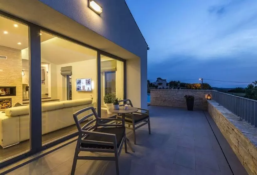 Luxury Villa With Infinity Swimming Pool, Outdoor Hot Tub & Garden