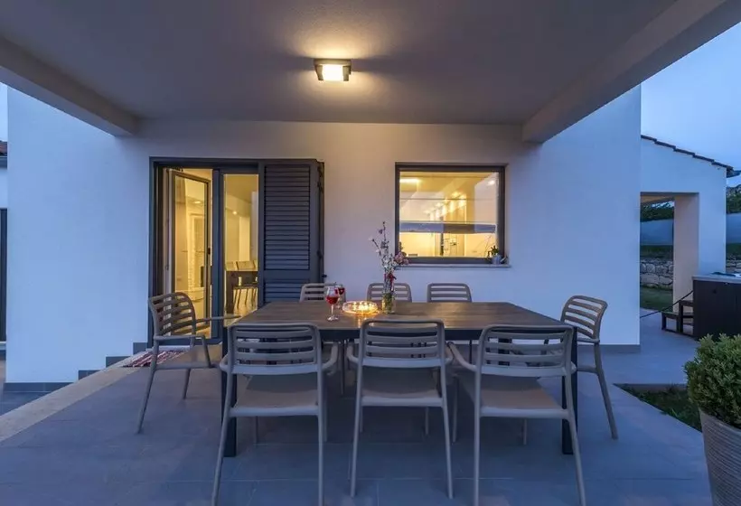 Luxury Villa With Infinity Swimming Pool, Outdoor Hot Tub & Garden