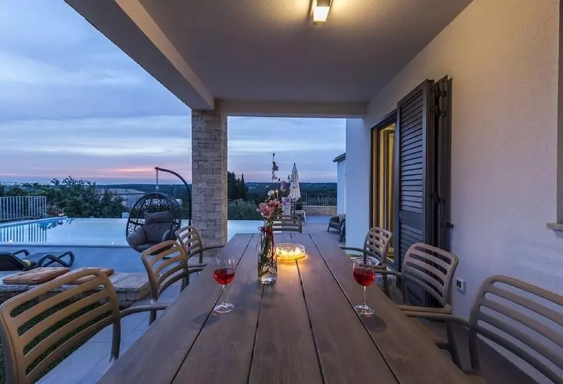 Luxury Villa With Infinity Swimming Pool, Outdoor Hot Tub & Garden