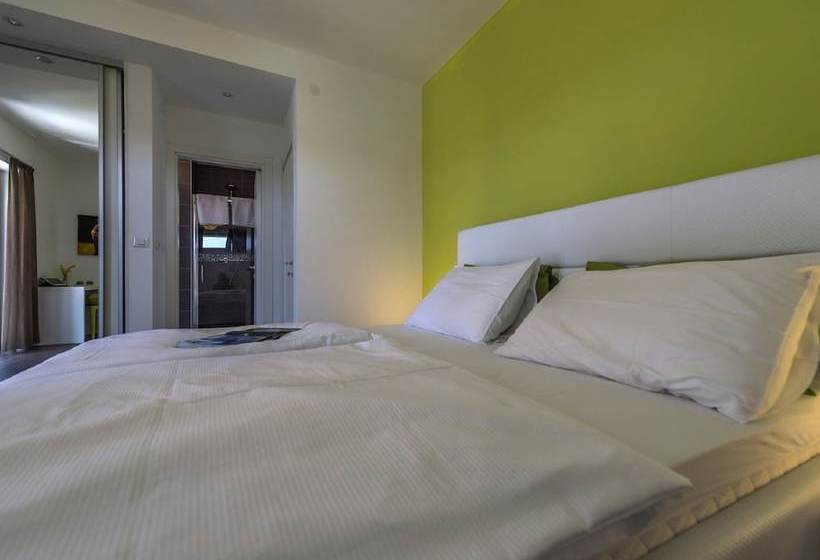 Luxury Villa With Infinity Swimming Pool, Outdoor Hot Tub & Garden