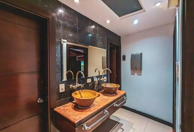 هتل Charlotte Suite 26