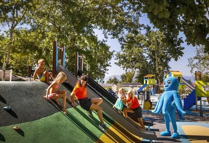 هتل Aminess Style Glamping Villas & Holiday Homes Atea