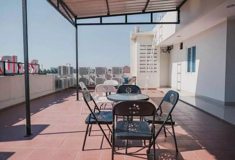 Hotelli Reddoorz Plus Near Soekarno Hatta Airport Taman Mahkota